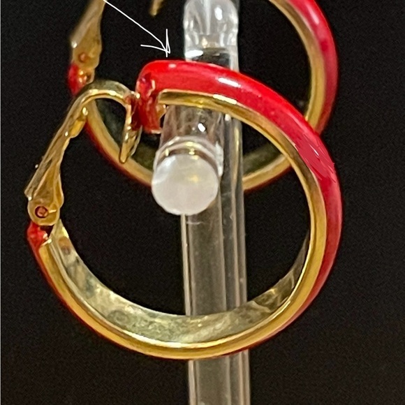 Pretty vintage enamel 1 inch Red Hoop clip-on Earrings with gold tone edges - Picture 2 of 4